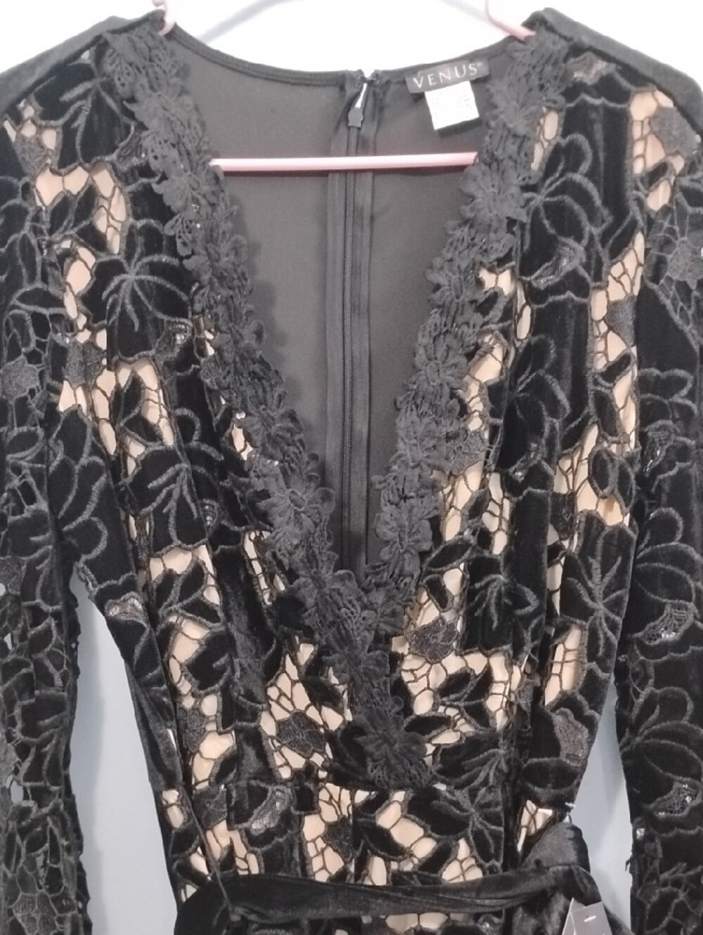 NWT Stunning VENUS 🖤 Black Lace-Trim Wrap Romper W/Belt Size Small - Picture 4 of 7